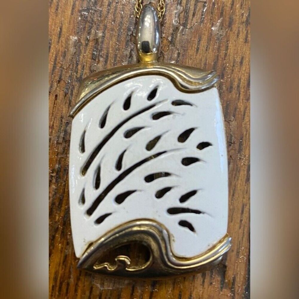 Women’s Necklace Pendant 1” White Ceramic Cut Out Leaves 18”